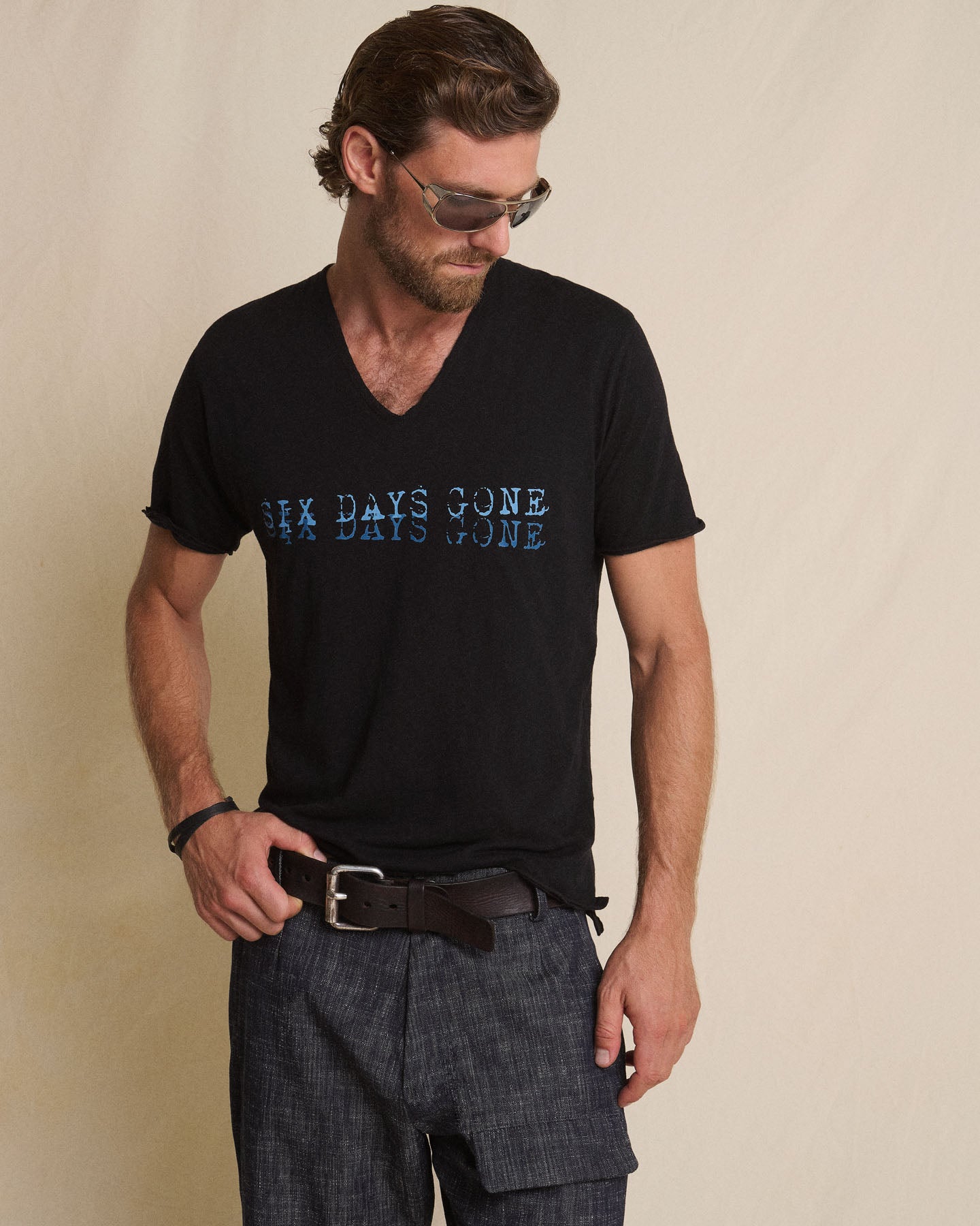 V NECK GRAPHIC TEE - SIX DAYS GONE